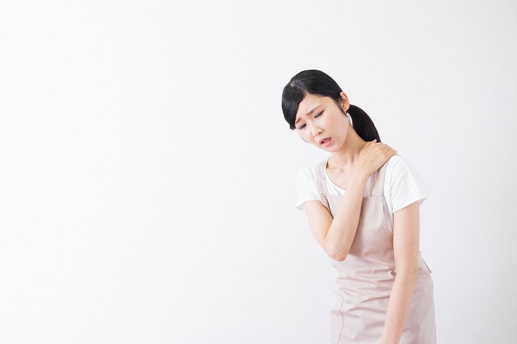 肩こりに悩む女性