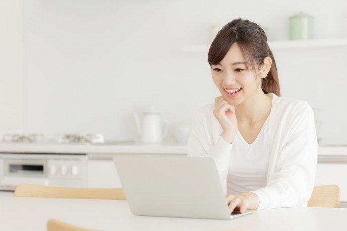 PCを操作する女性