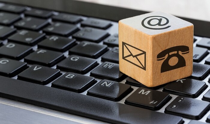 キーボードの上にお問い合わせブロック