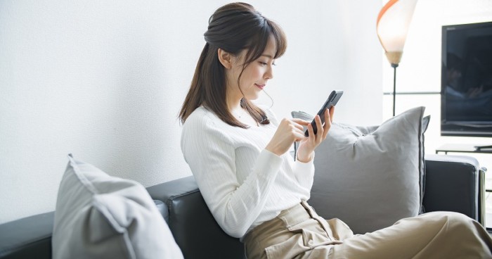スマホを操作する女性